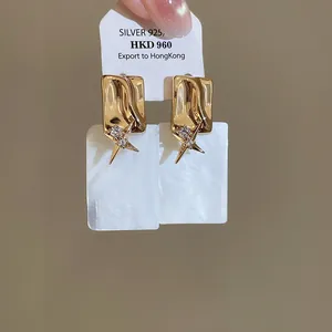 Vue détaillée de boucles d'oreilles carrées en nacre plaquées or 18 carats avec zircon
