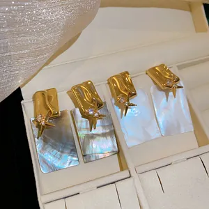 Vue détaillée de boucles d'oreilles carrées en nacre plaqué or 18 carats avec étoiles en zircons.