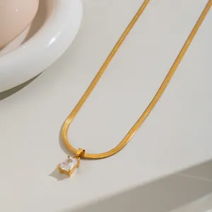 Detail van 18K vergulde roestvrijstalen slangenketting met vierkante zirkoon hanger
