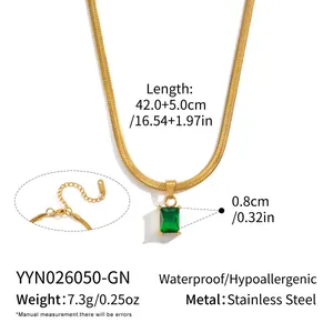 Detailweergave van vierkante groene hangerketting met gouden slangenketting en maten