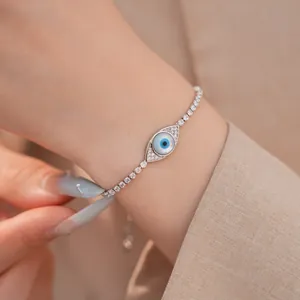 Κοντινό πλάνο ασημένιου βραχιολιού Evil Eye με λαμπερά ζιργκόν και ένθετο από φίλντισι