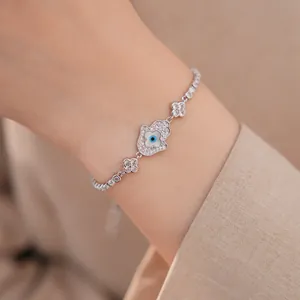 Λεπτομέρεια επιχρυσωμένου βραχιολιού 18k με το χέρι της Χάμσα, το μάτι και ζιργκόν