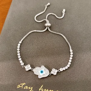 Κοντινό πλάνο κομψού βραχιολιού Hamsa 18k επιχρυσωμένο με ζιργκόν και λευκό φίλντισι