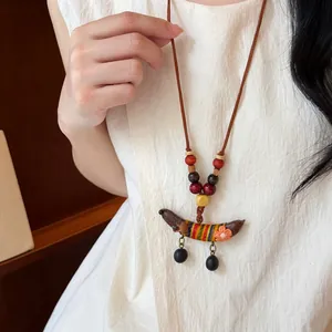 Gedetailleerd overzicht van Chinese houten kralenketting met erwtenhanger voor dames
