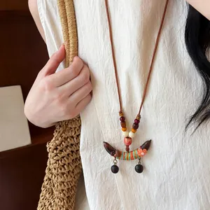Close-up van een retro houten kralenketting in New Chinese stijl met een erwtvormige hanger