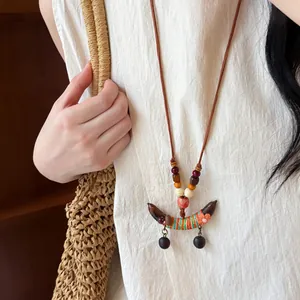 Detail van houten ketting in Nieuwe Chinese stijl met een halve maan erwt-hanger