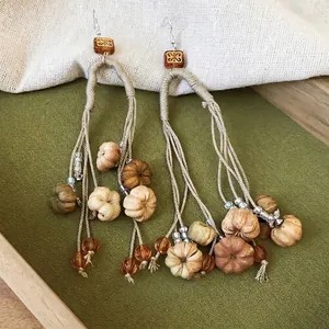 Handgefertigte Vintage-Herbst-Kürbis-Quasten-Ohrringe mit beige Kordel und Bernsteinperlen