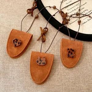 Collana con ciondolo a gatto cuore orso in resina leopardata e pelle clip occhiali