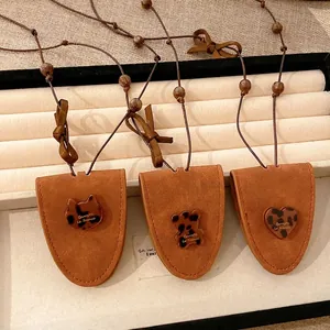 Collana portaocchiali in pelle e resina con pendenti a gatto, orso e cuore leopardati
