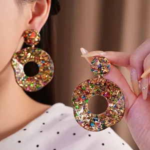 Boucles d'oreilles rondes en acrylique avec paillettes colorées pour un look chic
