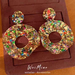 Boucles d'oreilles créoles évidées en acrylique avec paillettes et feuilles d'or