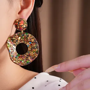 Boucles d'oreilles pendantes rondes en acrylique avec fragments de feuilles colorés