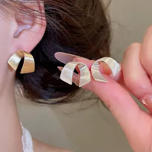 Minimalistische C-förmige Ohrstecker aus gebürstetem Metall mit mattem Finish für Damen