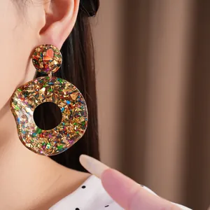 Detailansicht großer Acryl-Ohrhänger mit lebhafter bunter Glitzerfolie für Damen