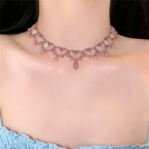 Elegante collar gargantilla de cuentas rosas con colgante de perla para mujer chic