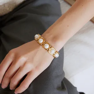 Vue détaillée d'un bracelet en acier inoxydable doré orné de perles de verre rondes