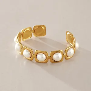 Vue détaillée d'un élégant bracelet à maillons dorés carrés avec perles blanches