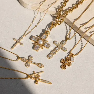 Elegante Kollektion goldener Titanstahl-Halsketten mit Kreuzanhängern und funkelnden Zirkonia.
