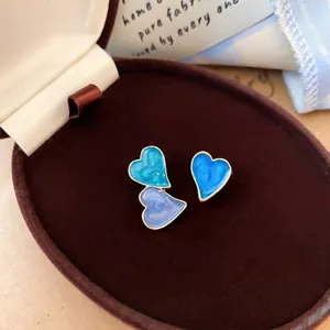 Élégantes boucles d'oreilles cœur asymétriques avec émail bleu et violet en argent
