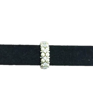 Eleganter französischer Perlenring mit funkelnden Zirkonia-Akzenten