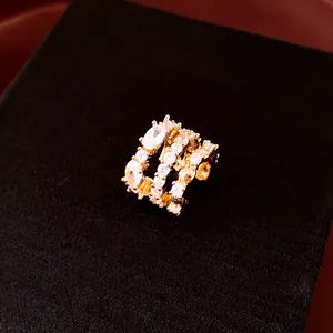 Vue détaillée d'un ear cuff triple couche plaqué or 18 carats avec des zircons brillants