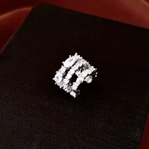 Gros plan sur une bague d'oreille à trois couches ornée de zircons brillants.