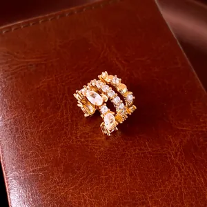 Vue détaillée de la manchette d'oreille à trois couches plaquée or 18k avec des zircons