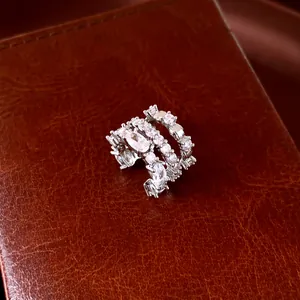 Gros plan d'un ear cuff argenté à 3 couches orné de pierres de zircone cubique étincelantes