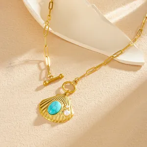 Detail van vintage schelphanger ketting met turquoise en parels op gouden OT-ketting