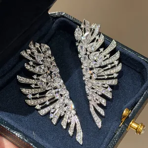 Boucles d'Oreilles Clous Ailes Géométriques en Zirconia Étincelante pour Femmes Luxueuses en Cuivre Couleur Argent Bijoux de Fête