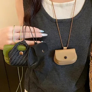 Collar artesanal con colgante de mini bolso de cuero y portagafas para mujer en varios colores.