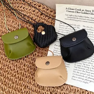 Collares con mini colgantes de bolsa de cuero en verde, negro y beige para mujeres.