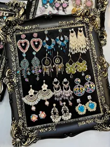Nahaufnahme einer Vintage-Zirkonia-Ohrringkollektion in einem edlen schwarzen Rahmen