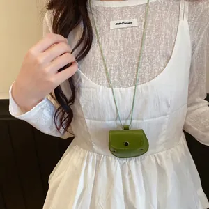 Elegante collar con colgante de mini bolso verde oliva y cordón de cuero ajustable