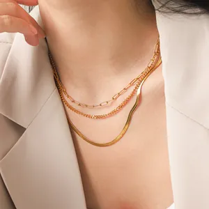 Detailansicht eines dreilagigen Halskettensets aus 18k vergoldetem Metall für Damen.