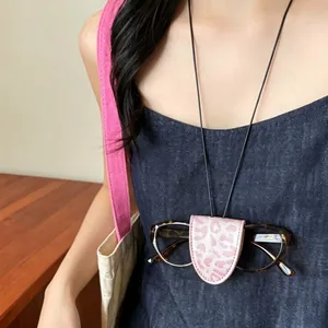 Detailansicht der Brillenclip-Halskette aus Leder mit rosa Leopardenmuster als Accessoire