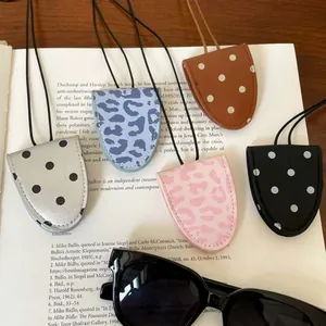 Detailansicht stilvoller Brillenhalter-Halsketten aus Leder mit Punkt- und Leopardenmuster