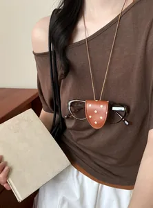 Nahaufnahme einer Brillenhalter-Halskette aus Leder mit Punkten an einem Modell