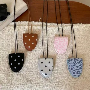 Fünf modische Brillenhalter-Halsketten aus Leder mit Punkt- und Leopardenmuster.