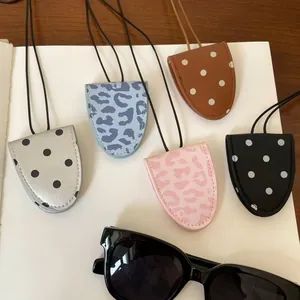Detailansicht von Brillenclip-Halsketten aus Leder mit modischen Punkt- und Leopardenmustern