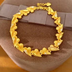 Detailansicht des 24k vergoldeten Herzarmbands mit Zirkonia-Steinen und gebürsteter Textur