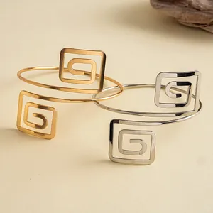 Bracelets manchettes géométriques évidés en métal fini doré et argenté élégant