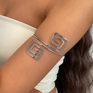 Bracelet de bras géométrique en spirale argentée élégante porté sur un modèle