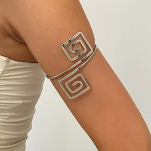 Bracelet de bras spirale géométrique carrée argentée sur le haut du bras pour femme