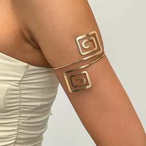 Bracelet de bras spirale carrée géométrique dorée pour femme vue détaillée en gros plan