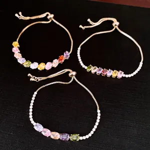 Detailansicht von drei verstellbaren Armbändern mit bunten ovalen Zirkonia-Steinen.