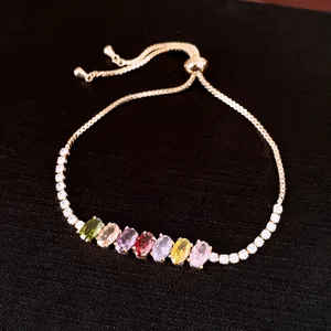 Detailansicht eines verstellbaren Armbands mit lebhaften, mehrfarbigen ovalen Zirkonias.