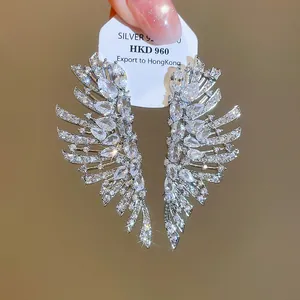 Boucles d'oreilles scintillantes en forme d'ailes avec zircons marquise.
