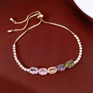 Nahaufnahme eines roségoldenen verstellbaren Armbands mit fünf leuchtenden ovalen Edelsteinen