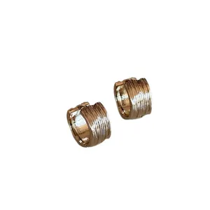 Orecchini a cerchio larghi testurizzati color oro cioccolato dal design moderno